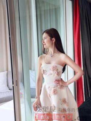 時尚中分髮型女 嫵媚迷人小女人