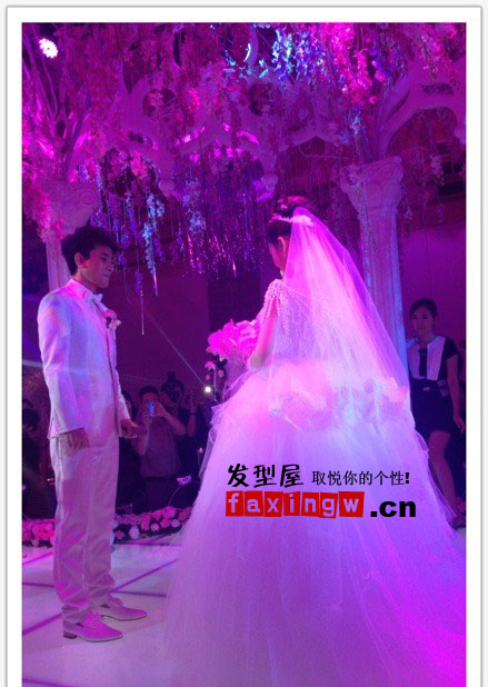 賈乃亮李小璐今日大婚 婚禮現場婚紗照髮型圖片欣賞