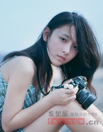 氣質偏分劉海捲髮髮型 打造別致女人味