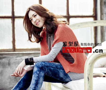 李妍熙春季時尚大片新鮮出爐 中髮捲發展現氣質