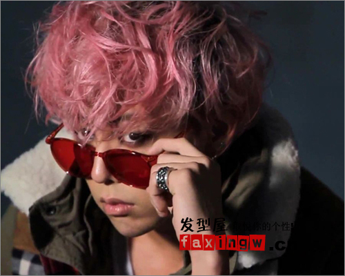 2012男生時尚染髮髮型圖片 權志龍示範紅色捲髮造型