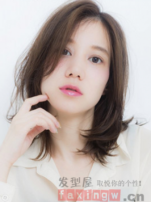 中長發女生燙髮 簡單設計顯氣質