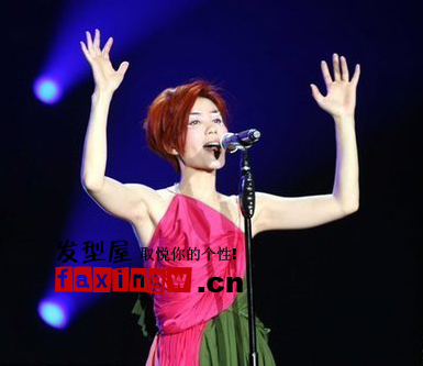 王菲2011廣州演唱會 紅色短髮最耀眼